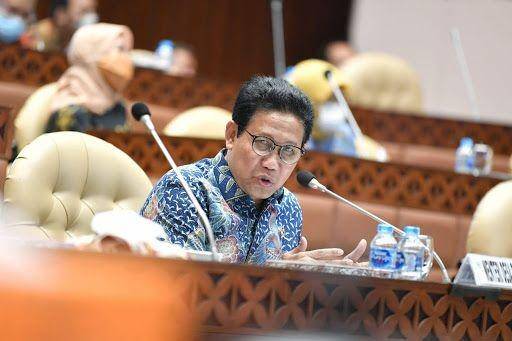 Mendes PDTT Abdul Halim Iskandar memaparkan program prioritas pembangunan desa untuk tahun anggaran 2022 saat menghadiri rapat dengan Komisi V DPR RI, Jakarta, Kamis (03/06/2021). (Dok. Kementerian PDTT)
