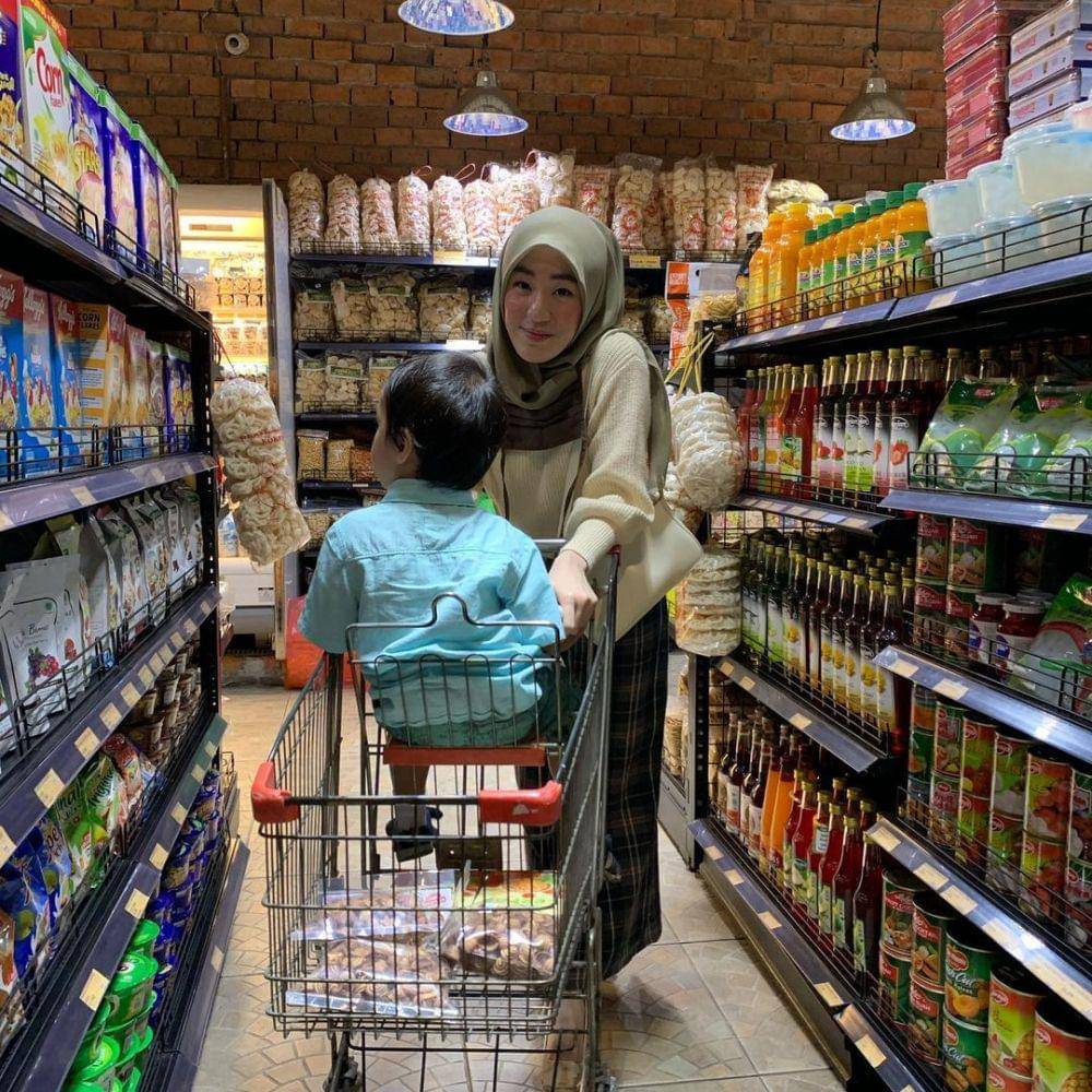 Larissa Chou dan anak (instagram.com/larissachou)