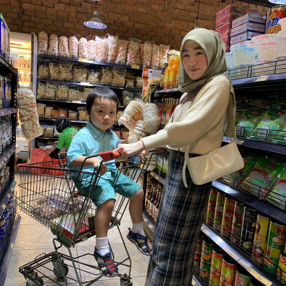 Larissa Chou dan anak (instagram.com/larissachou)