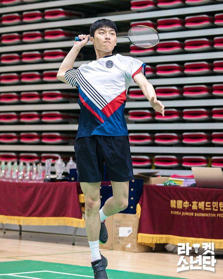 Choi Hyun Wook bermain bulu tangkis di Racket Boys. (instagram.com/sbsdrama.official)