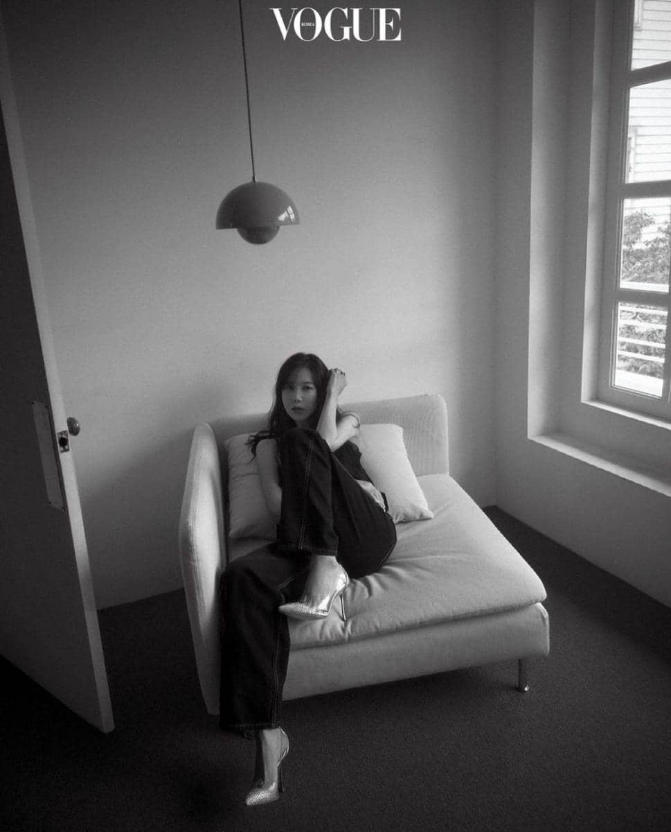 Lee Ji Ah di majalah Vogue Korea edisi Juni 2021. (instagram.com/voguekorea)