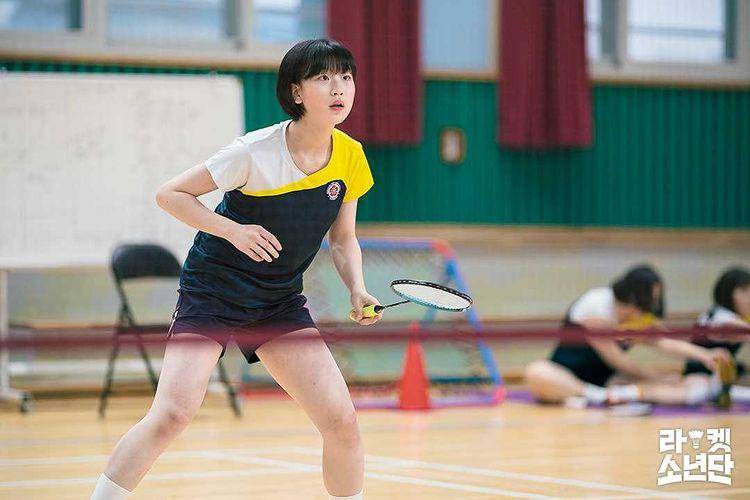 Lee Ji Won bermain bulutangkis di Racket Boys. (instagram.com/sbsdrama.official)