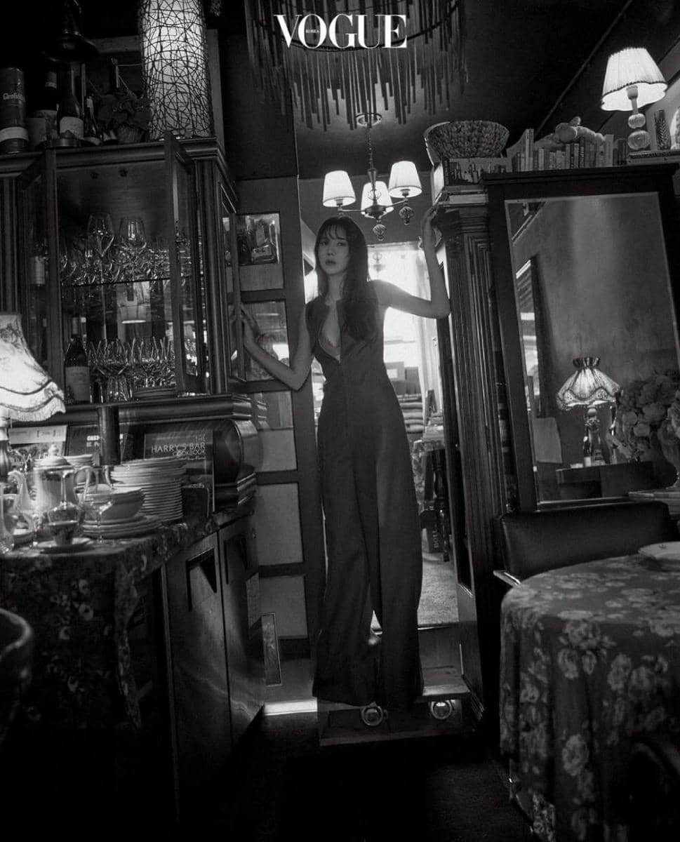 Lee Ji Ah di majalah Vogue Korea edisi Juni 2021. (instagram.com/voguekorea)
