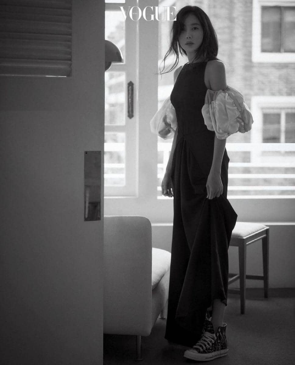 Lee Ji Ah di majalah Vogue Korea edisi Juni 2021. (instagram.com/voguekorea)