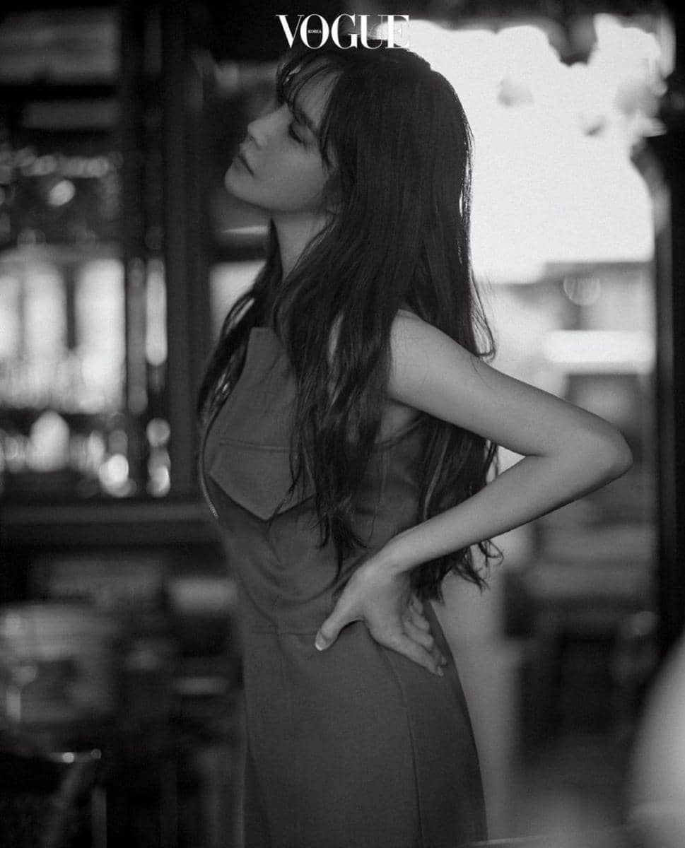 Lee Ji Ah di majalah Vogue Korea edisi Juni 2021. (instagram.com/voguekorea)