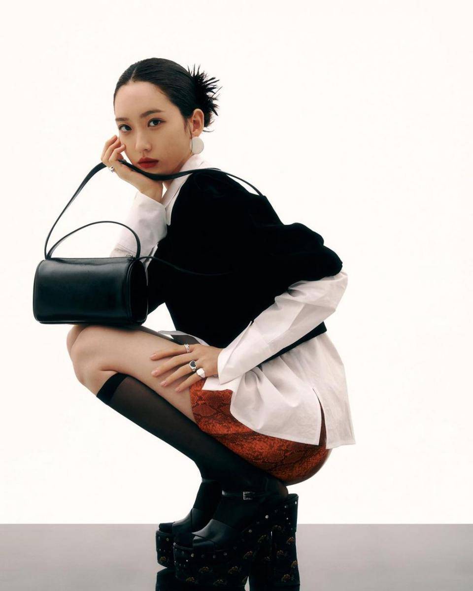 Han Ji Hyun di pemotretan brand tas Find Kapoor. (instagram.com/hanjiji54)