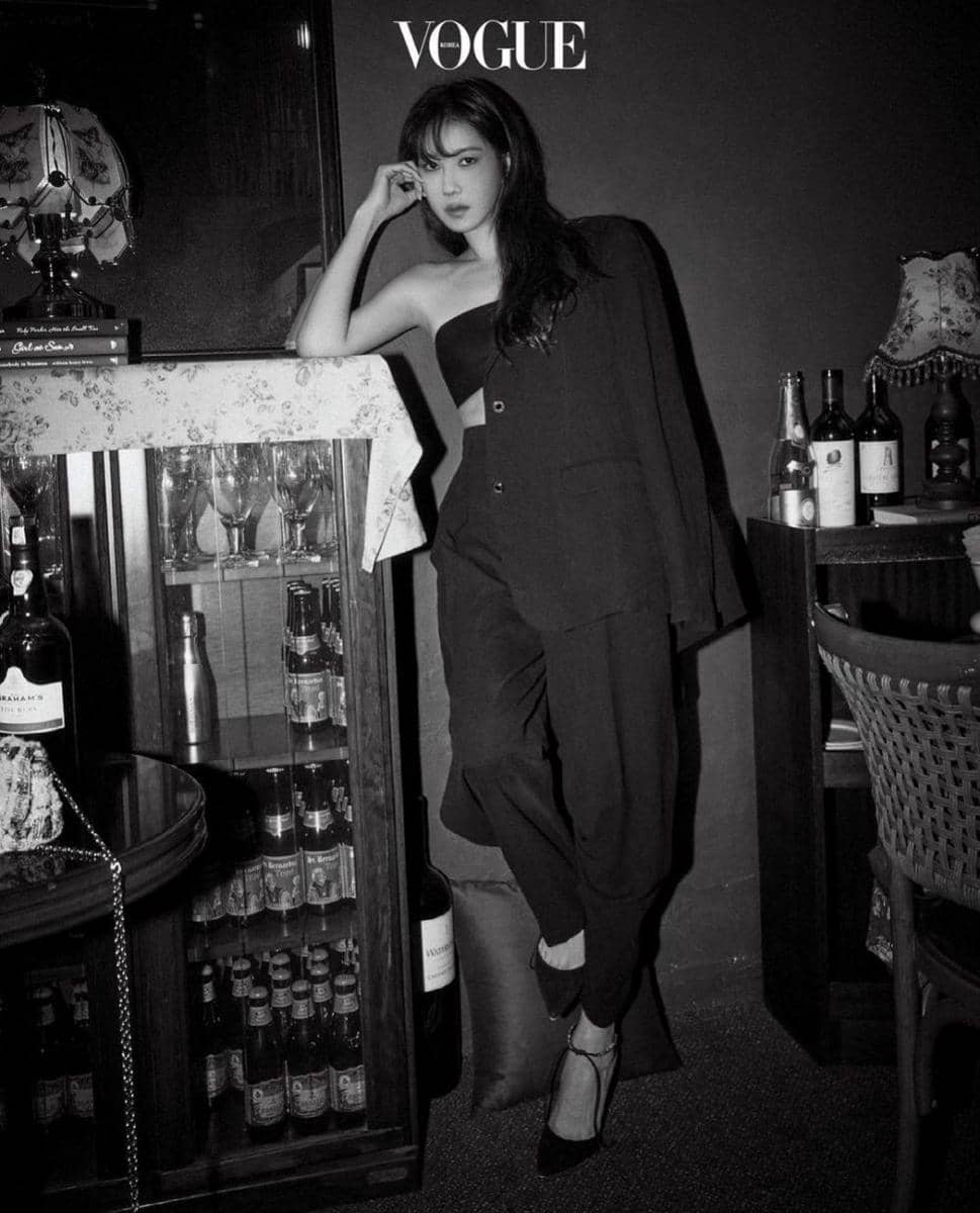 Lee Ji Ah di majalah Vogue Korea edisi Juni 2021. (instagram.com/voguekorea)