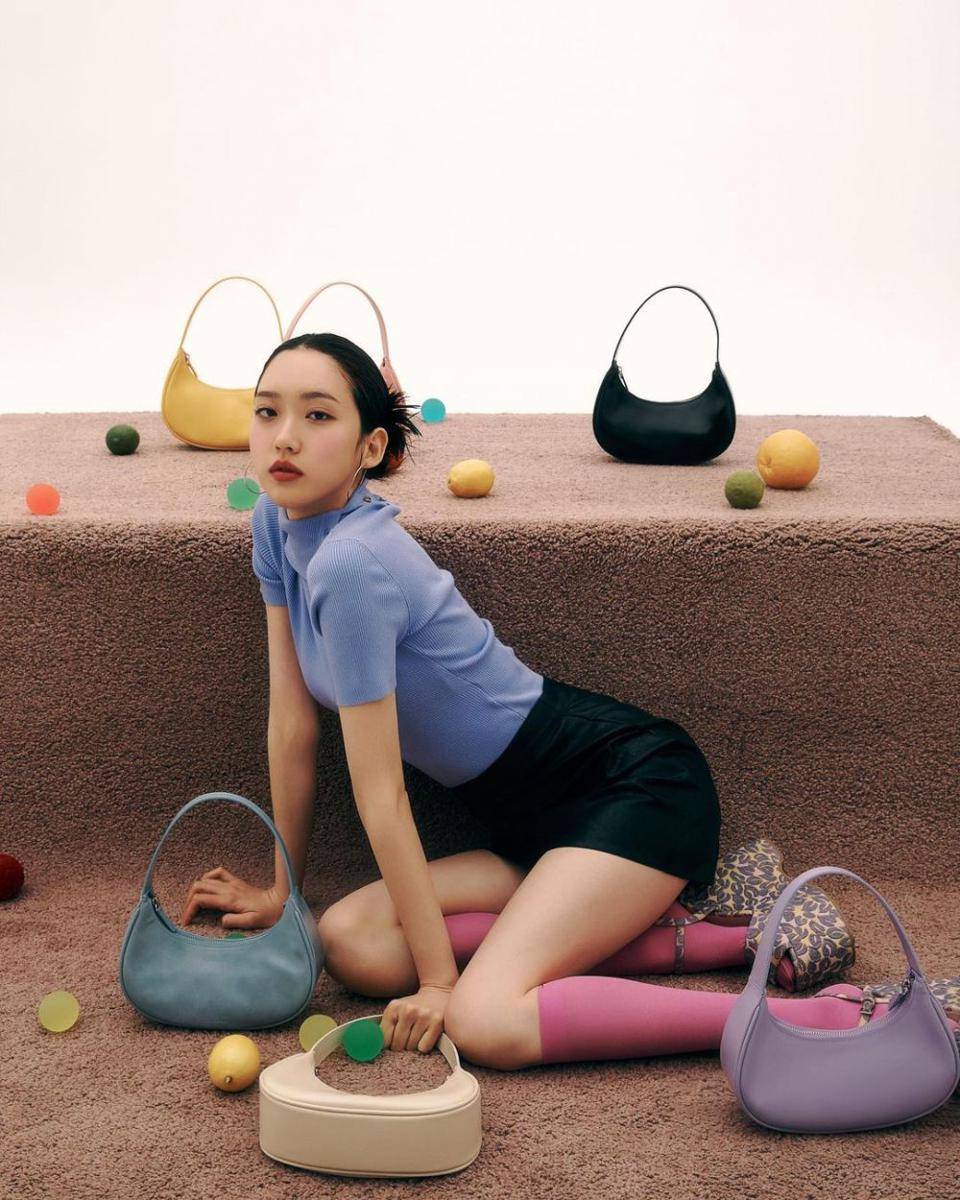 Han Ji Hyun di pemotretan brand tas Find Kapoor. (instagram.com/hanjiji54)