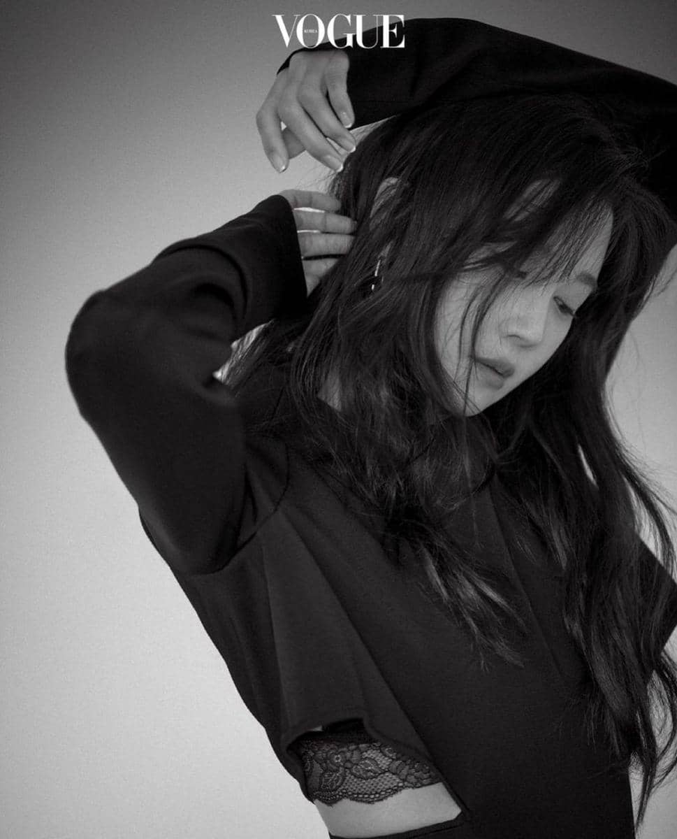 Lee Ji Ah di majalah Vogue Korea edisi Juni 2021. (instagram.com/voguekorea)