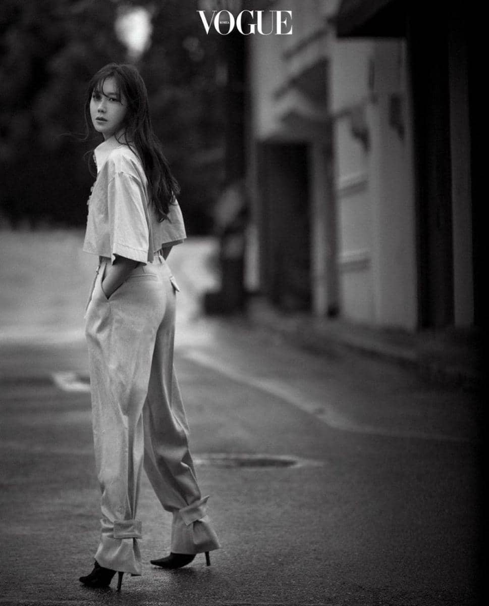 Lee Ji Ah di majalah Vogue Korea edisi Juni 2021. (instagram.com/voguekorea)