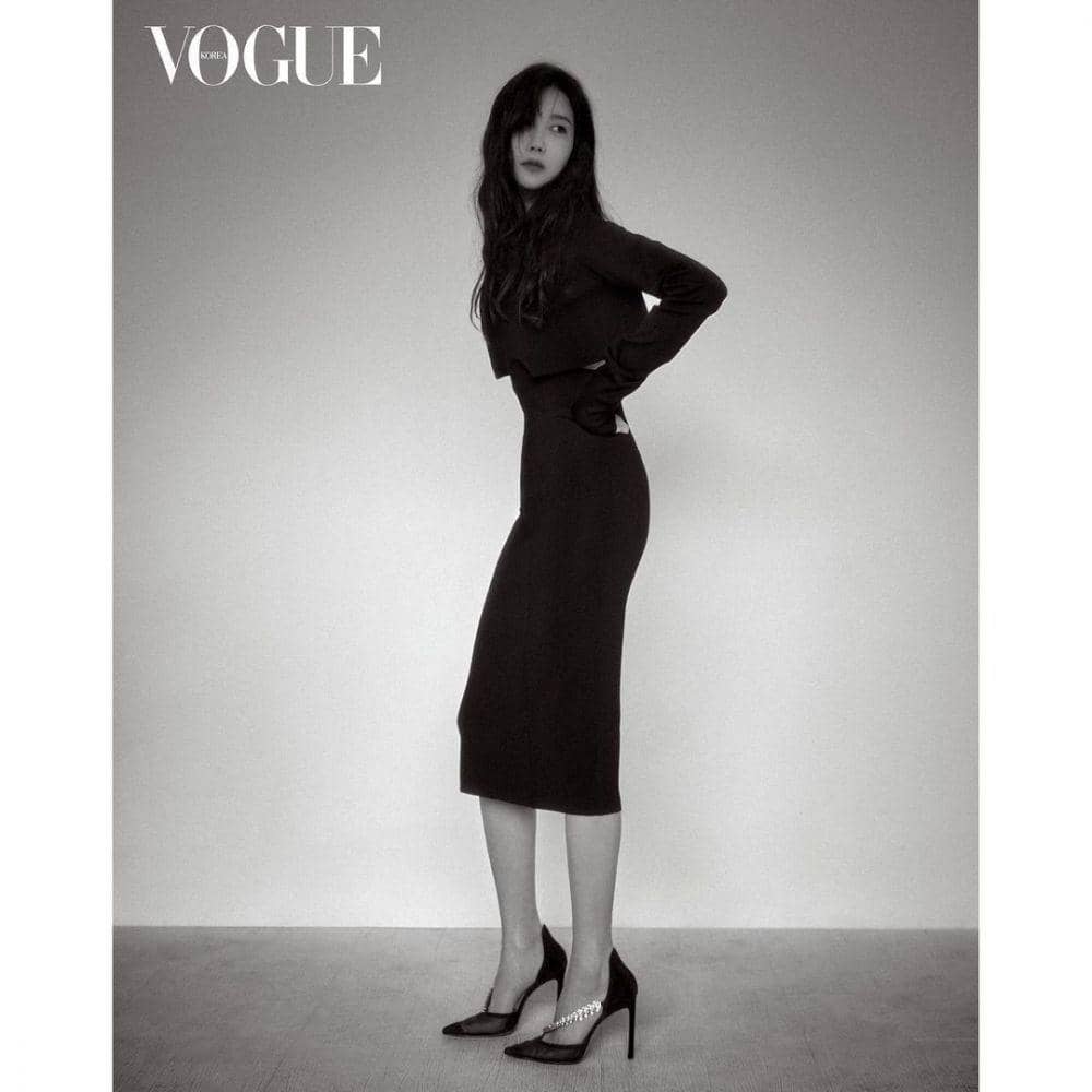 Lee Ji Ah di majalah Vogue Korea edisi Juni 2021. (instagram.com/e.jiah)