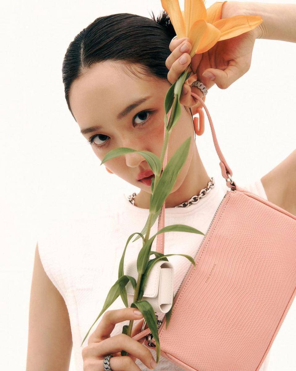 Han Ji Hyun di pemotretan brand tas Find Kapoor. (instagram.com/hanjiji54)
