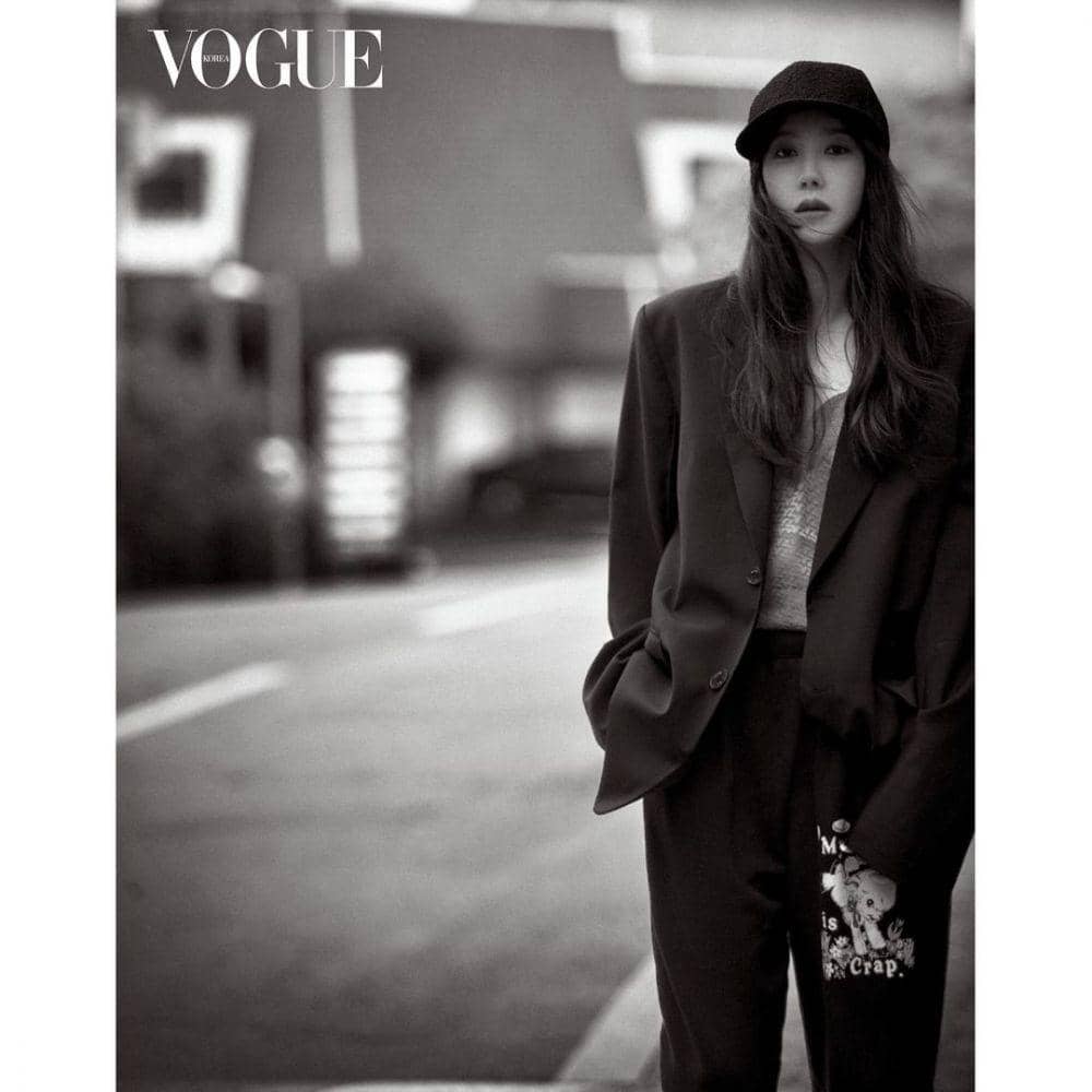 Lee Ji Ah di majalah Vogue Korea edisi Juni 2021. (instagram.com/e.jiah)