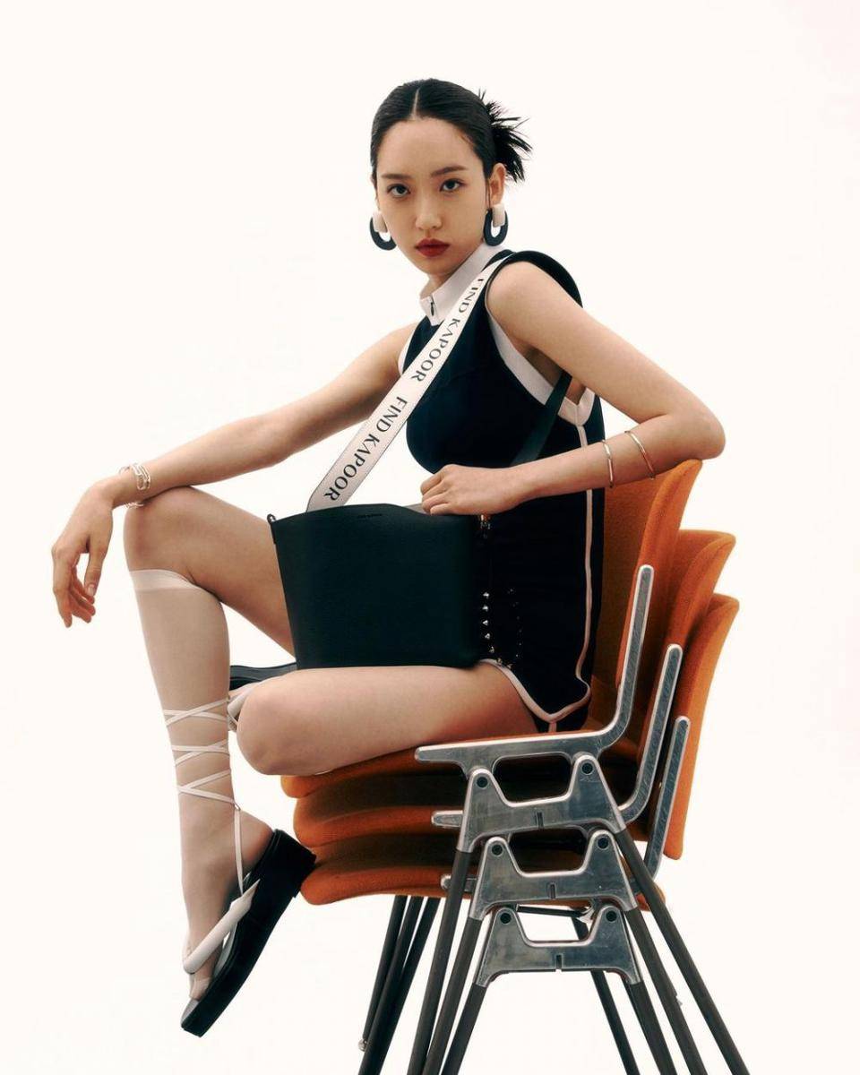 Han Ji Hyun di pemotretan brand tas Find Kapoor. (instagram.com/hanjiji54)