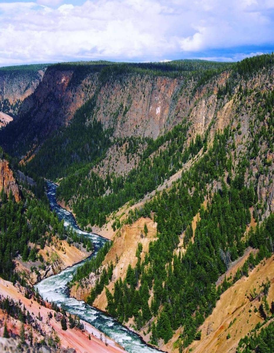 fakta dan pesona Taman Nasional Yellowstone (Instagram.com/adventela)