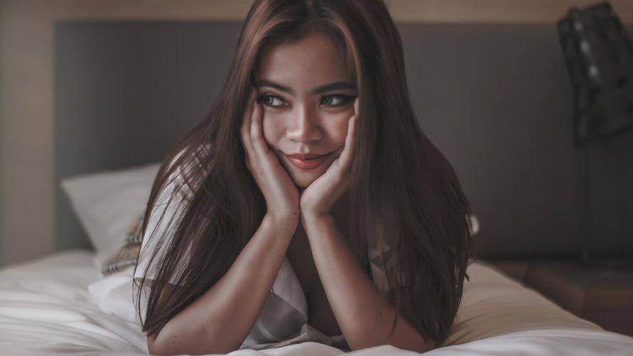Ilustrasi wanita bertopang dagu (unsplash.com/gspot0822)