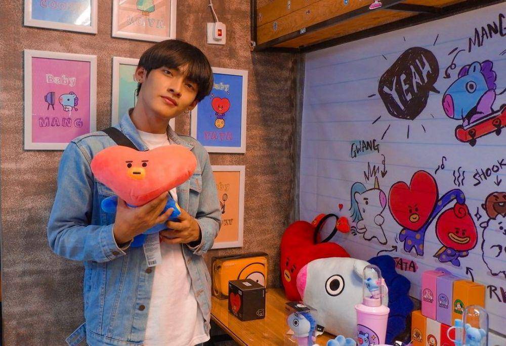 Opal DOPE saat berfoto dengan karakter Tata BT21. (Instagram.com/opalele14)