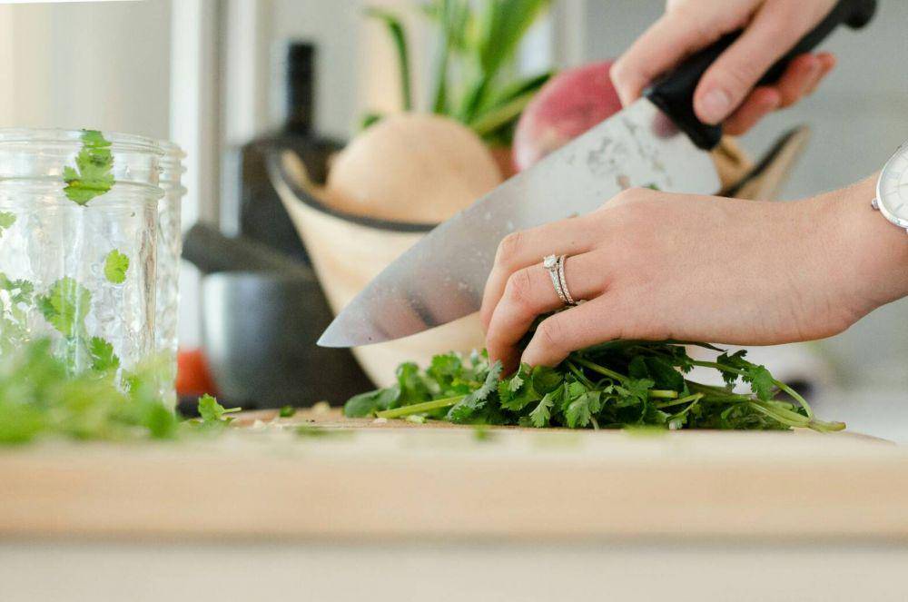 Sedang memotong sayur (unsplash.com/@alyson_jane)