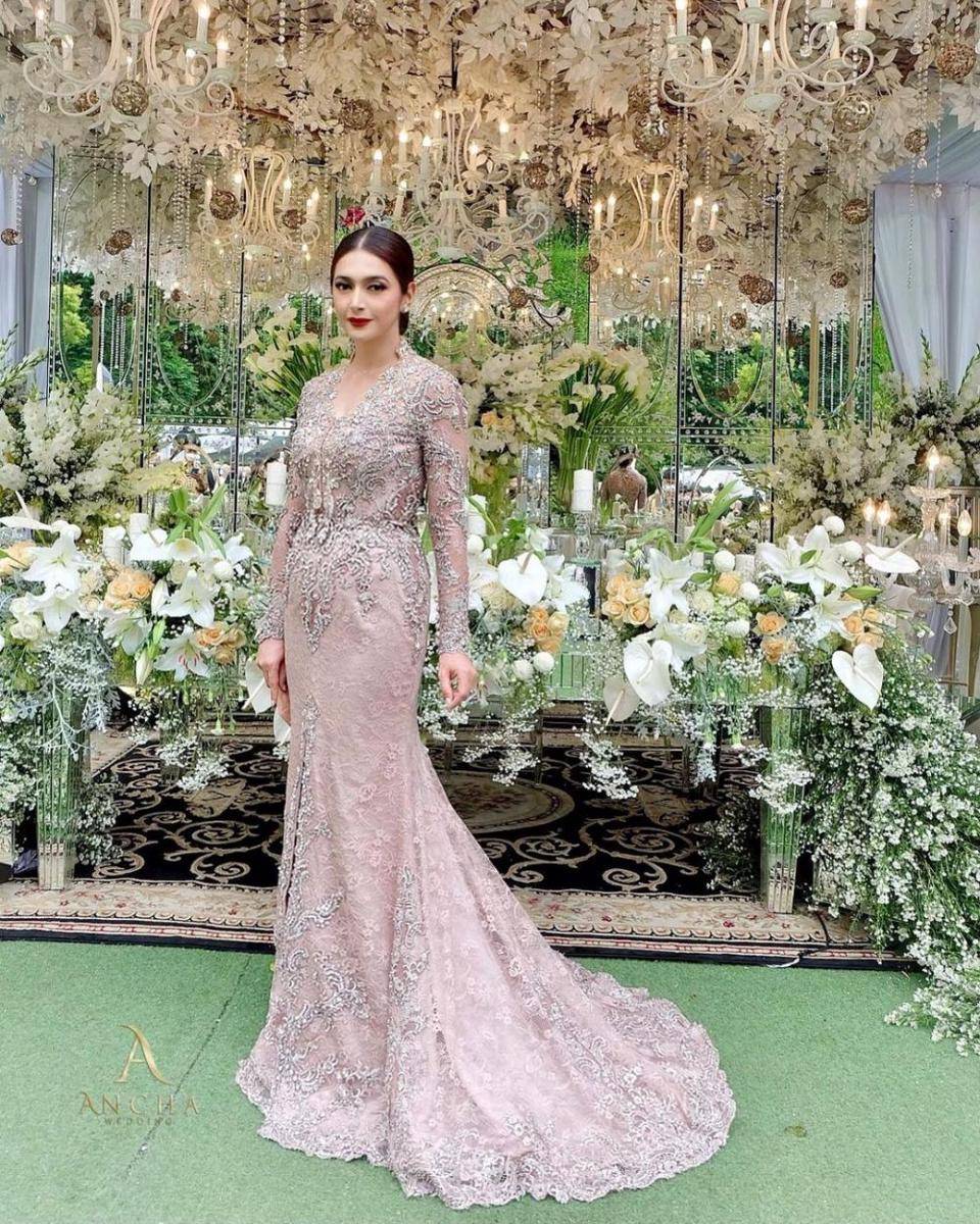 Nabila Syakieb (instagram.com/anchawedding_)
