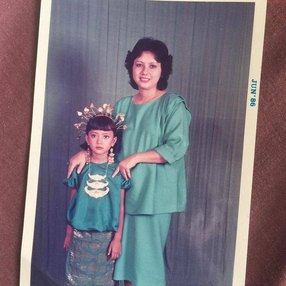 Artika Sari Devi memakai baju adat. (instagram.com/artikasaridevi)