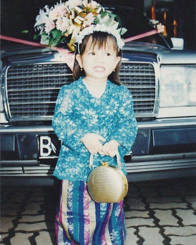 Marsha Aruan memakai baju adat. (instagram.com/aruanmarsha)