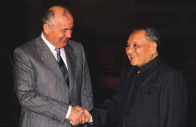 Pertemuan Pemimpin Uni Soviet, Mikhail Gorbachev, dan Deng Xiaoping di Kota Beijing pada tahun 1989. twitter.com/prchovanec