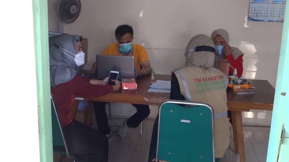 Petugas Dinas Kesehatan Kabupaten Tulungagung. IDN Times/ Bramanta Pamungkas
