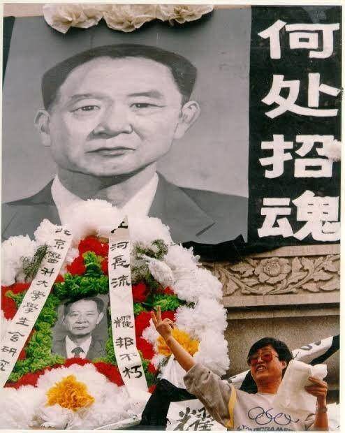 Foto Hu Yaobang yang terpampang dalam sebuah aksi demonstrasi di Lapangan Tiananmen tahun 1989. twitter.com/nathanattrill