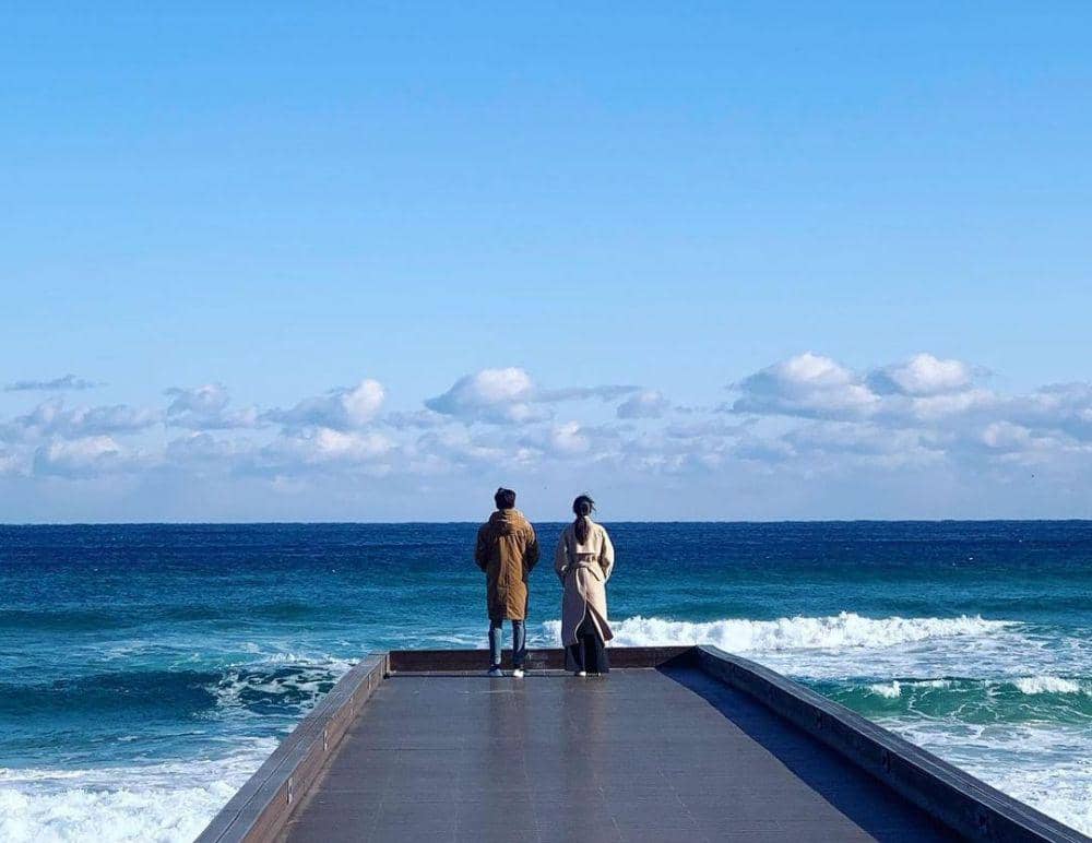 Kang Tae Oh dan Choi Soo Young di Mangsang Beach Hanok Village (instagram.com/kto940620)