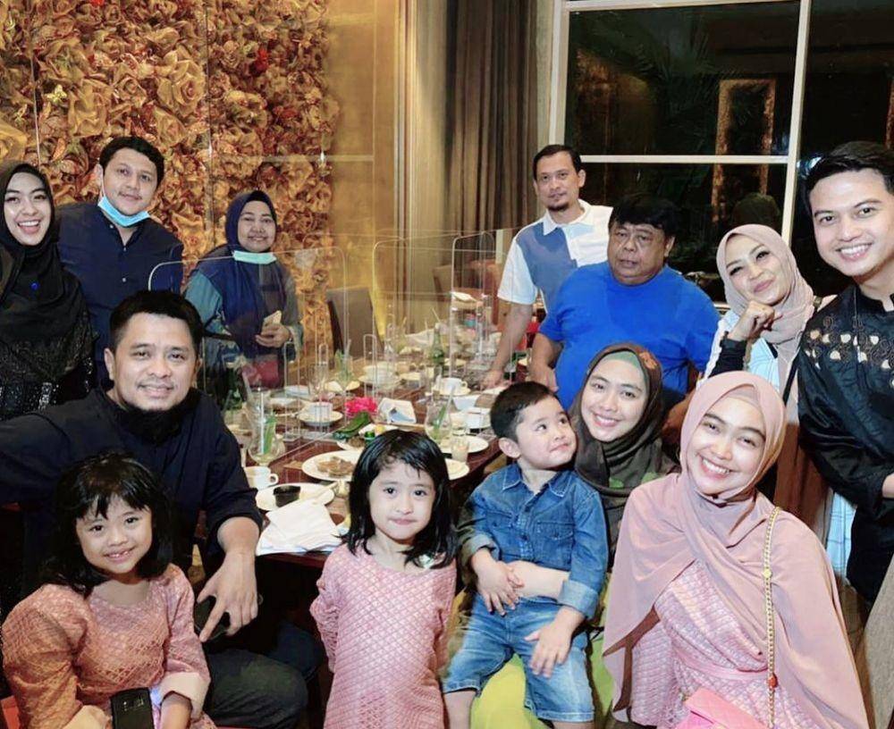 Ayah Oki Setiana Dewi dan Ria Ricis (Instagram.com/dr.shindyputri)