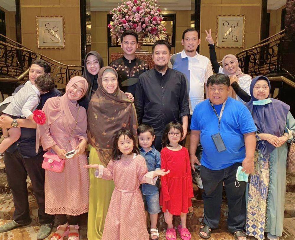 Ayah Oki Setiana Dewi dan Ria Ricis (Instagram.com/dr.shindyputri)