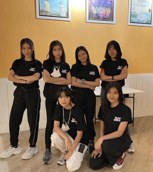 Lulu, Olla, Flora, Mira, Adel, Oniel (twitter.com/R_AdelJKT48)