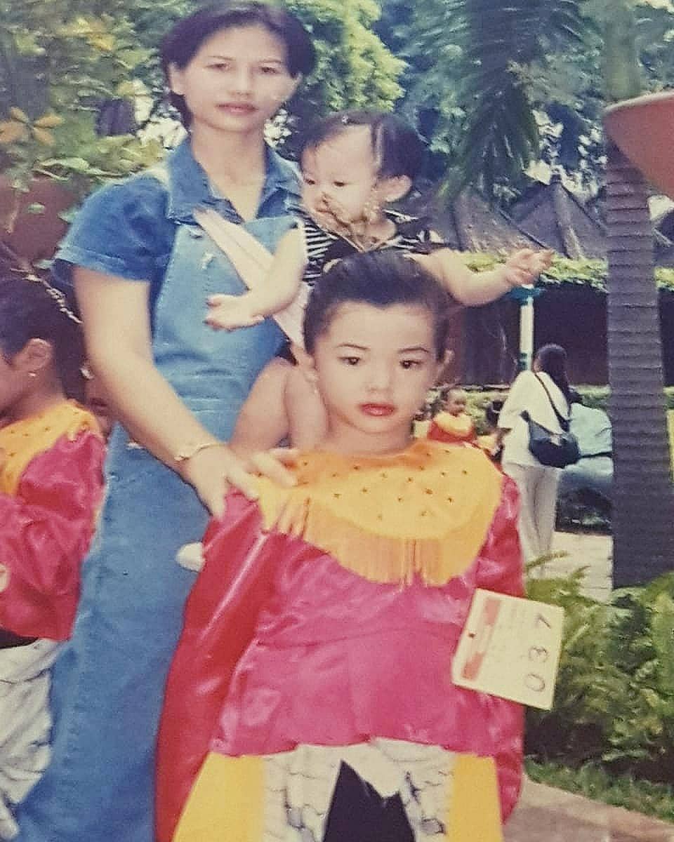 Eriska Rein memakai baju adat. (instagram.com/eriskarein)