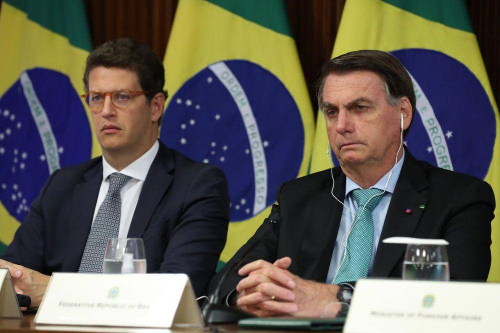 Menteri Lingkungan Brasil Ricardo Salles dan Presiden Brasil Jair Bolsonaro. (twitter.com/rsallesmma)
