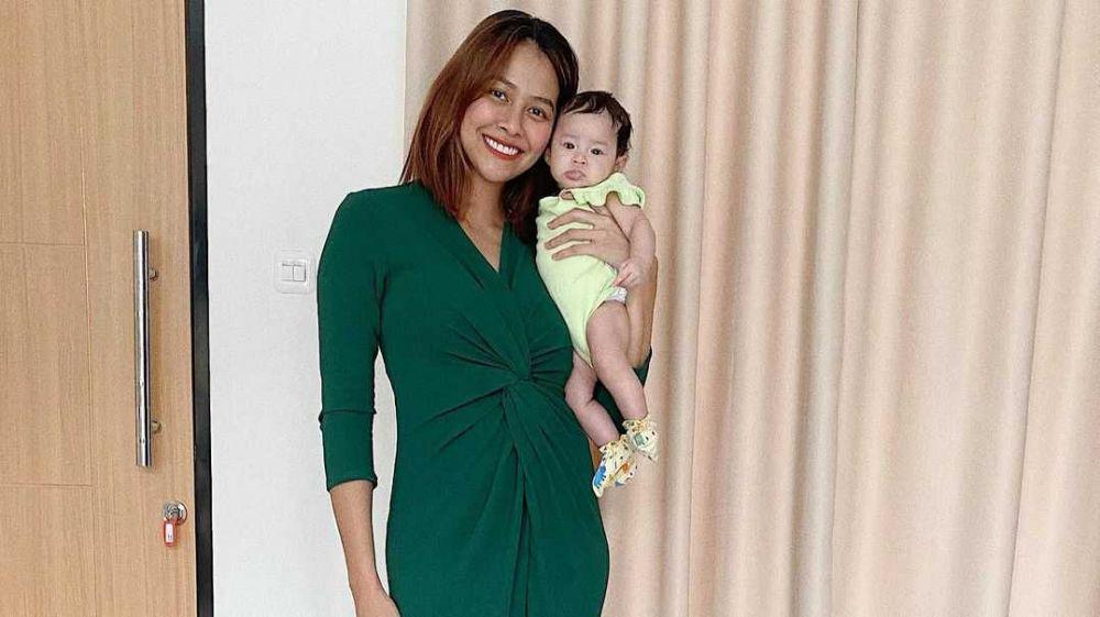 Sudah Jadi Ibu, 10 Potret Bunga Jelitha yang Tetap Manis Bak Masih ABG