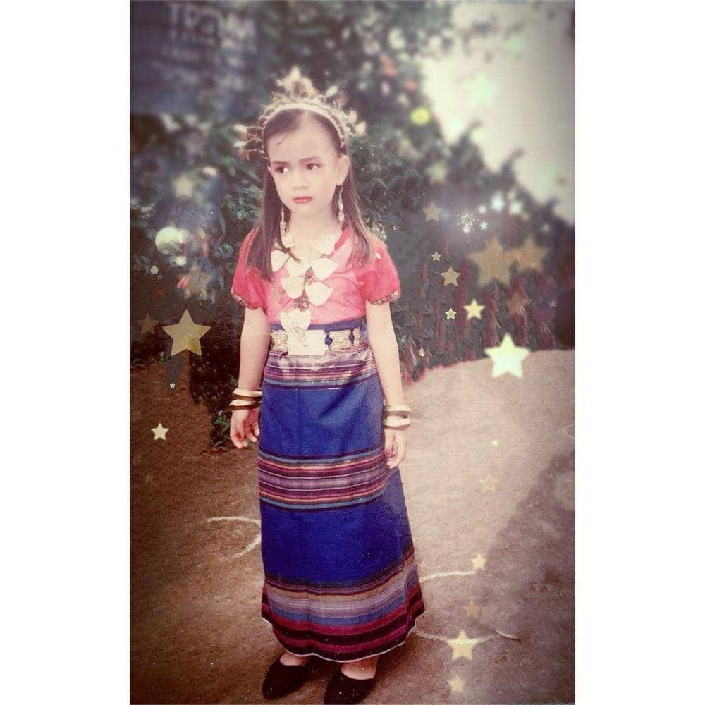 Kezia Warouw memakai baju adat. (instagram.com/keziawarouw)