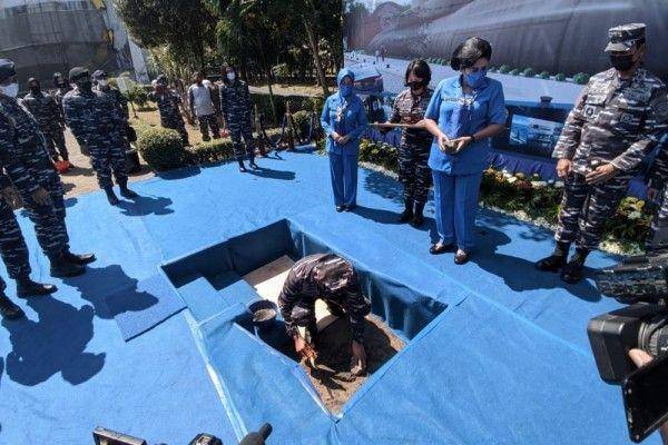 KSAL Laksamana TNI Yudo Margono melakukan peletakan batu pertama Monumen KRI Nanggala 402 (Dokumentasi TNI AL)