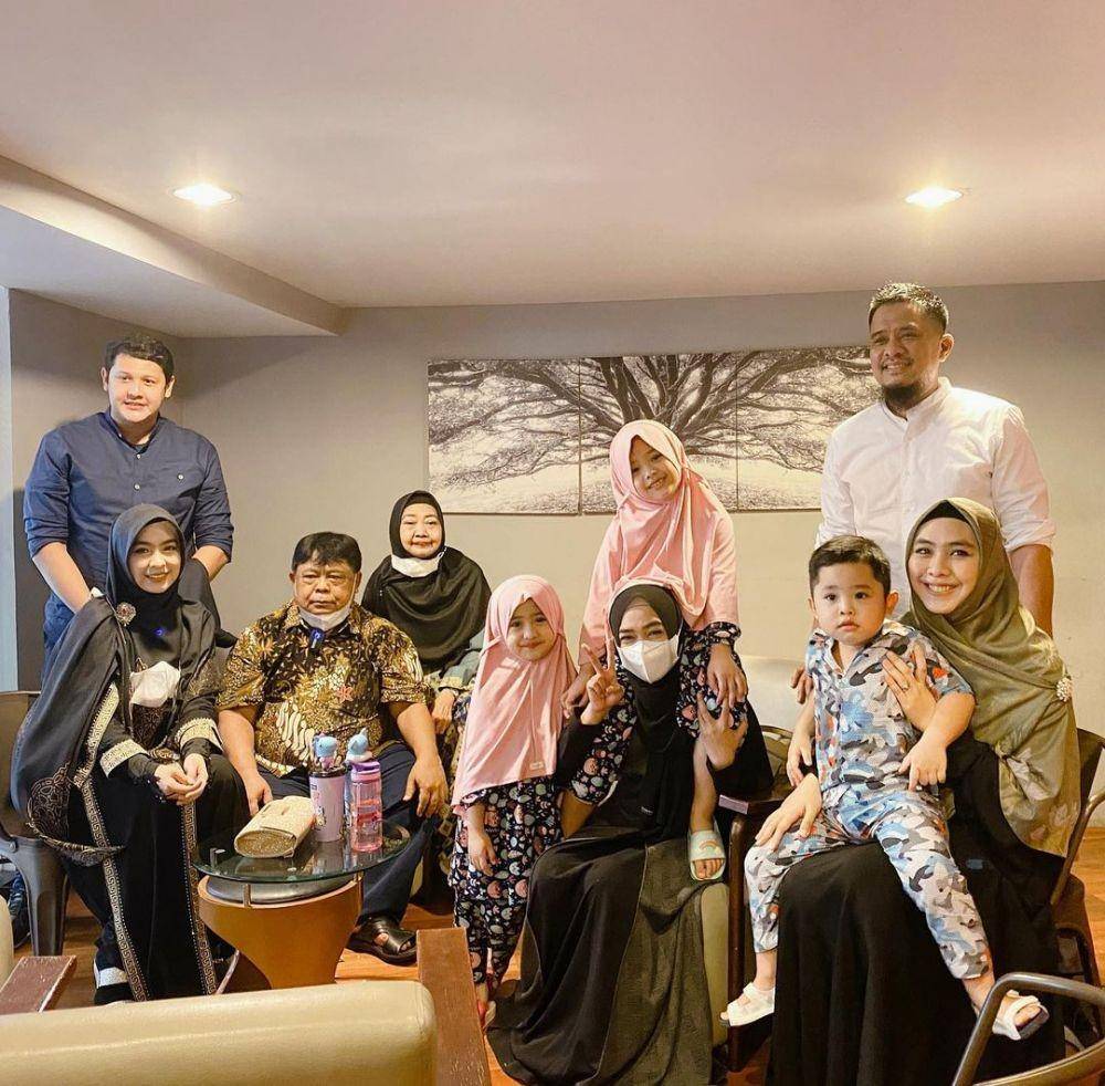 Ayah Oki Setiana Dewi dan Ria Ricis (Instagram.com/okisetianadewi)