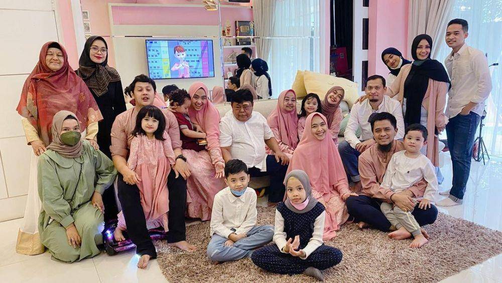 Ayah Oki Setiana Dewi dan Ria Ricis (Instagram.com/okisetianadewi)