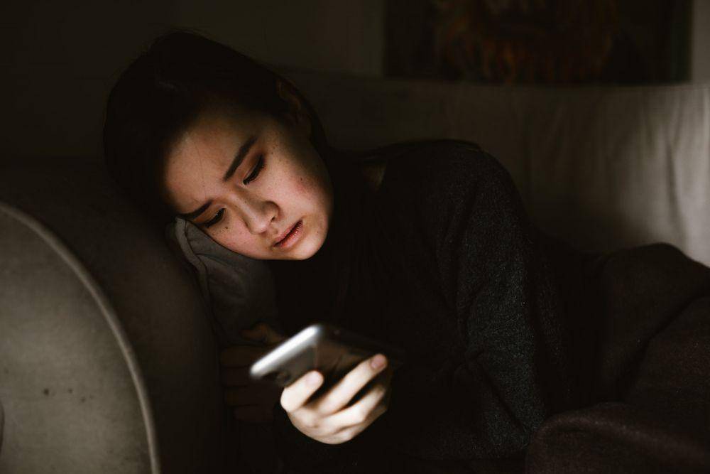 Ilustrasi seorang wanita bermain hape (Pexels.com/RODNAE Productions)