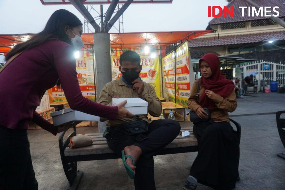 Pulihkan Citra Malioboro, Diaz Kaslina Bagikan 100 Nasi Pecel Lele