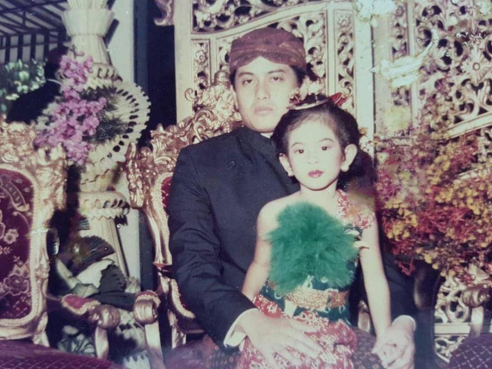 Dian Sastrowardoyo memakai baju adat. (instagram.com/therealdisastr)