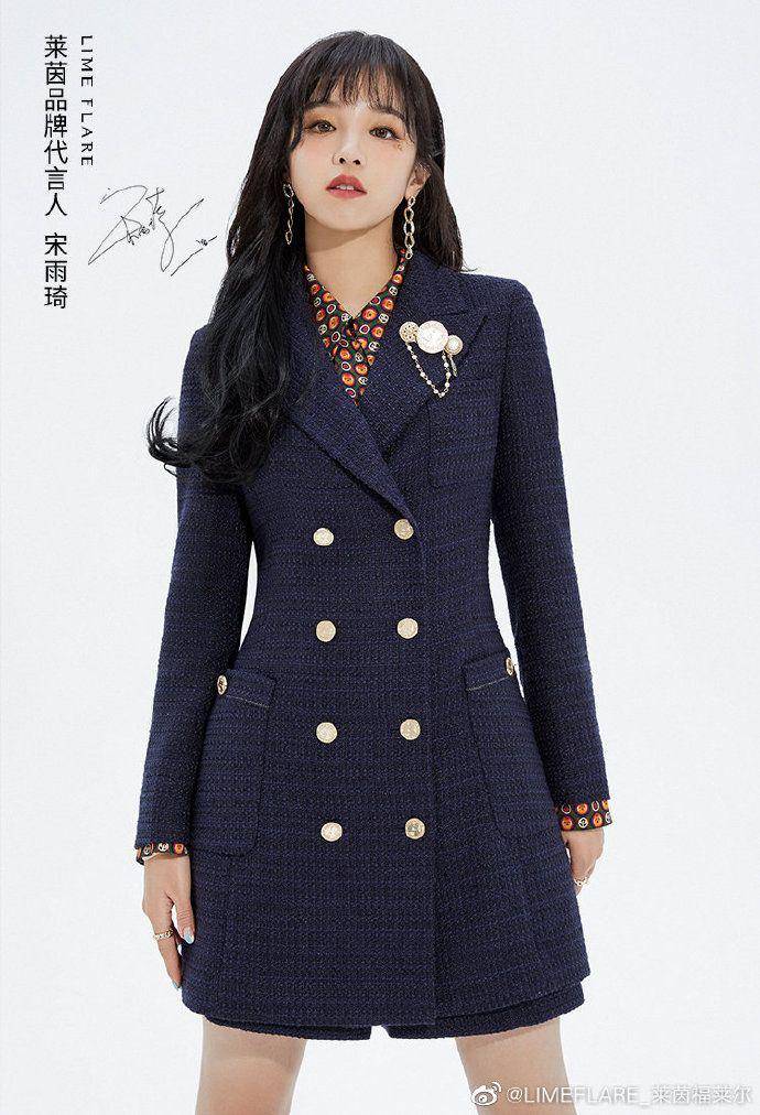 Yuqi (G)I-DLE di pemotretan untuk brand LIMEFLARE. (weibo.com/LIMEFLARE_莱茵福莱尔 )