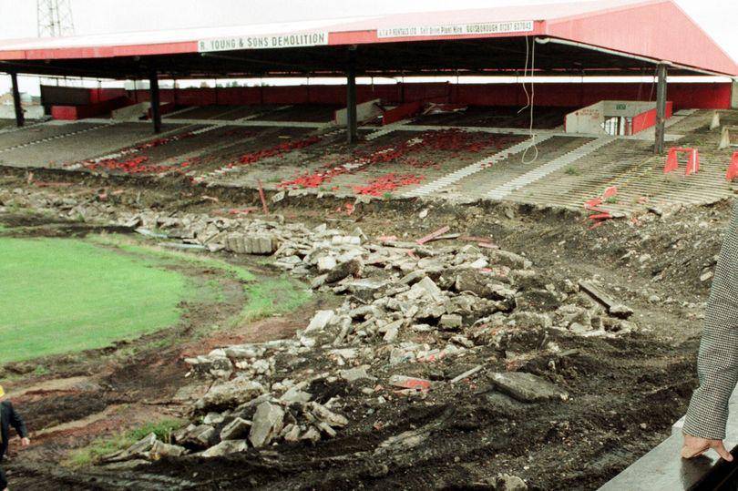 Proses penghancuran stadion lama Middlesbrough, Ayresome Park. (gazettelive.co.uk)