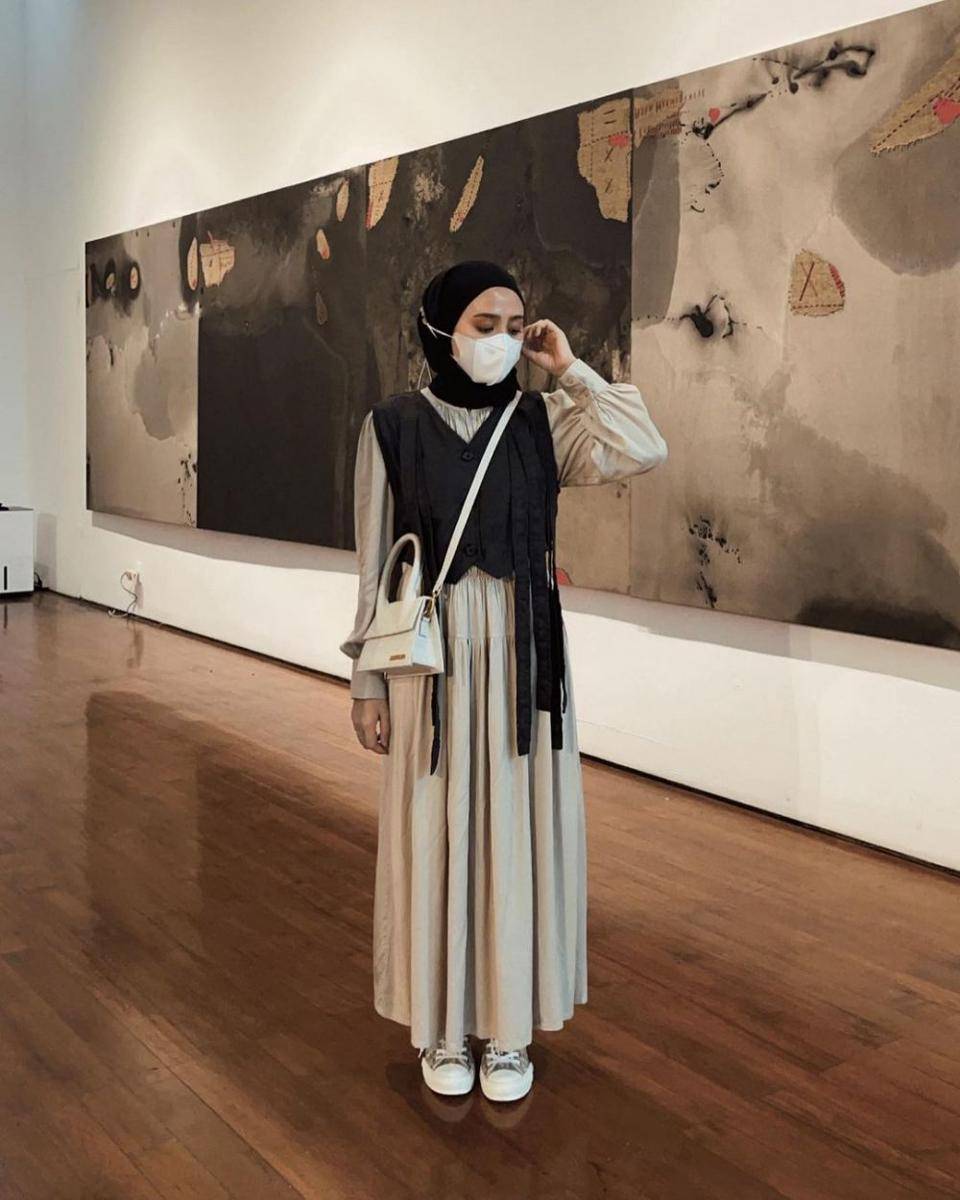 Outfit dress ala Helmi Nursifah (instagram.com/helminursifah)