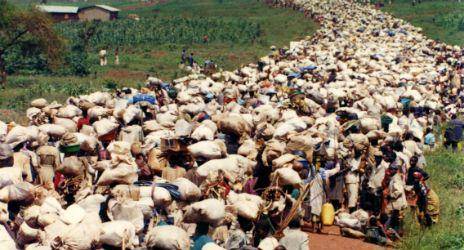 Ribuan masyarakat Rwanda mengungsi akibat peristiwa genosida pada tahun 1994. (ifrc.org)