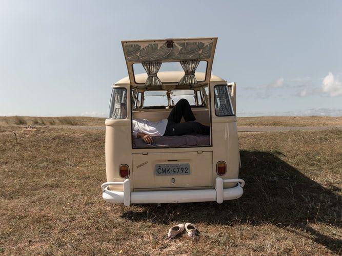 Ilustrasi seseorang sedang traveling (unsplash.com/raphaelrng)