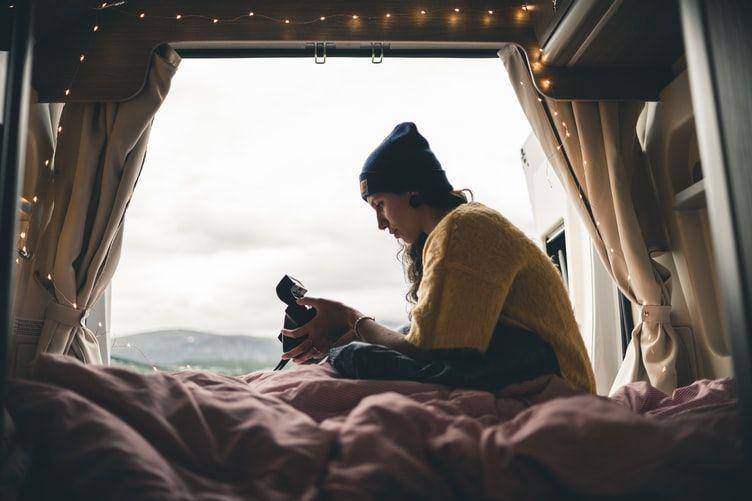 Ilustrasi perempuan sedang traveling (unsplash.com/silviobergamo)