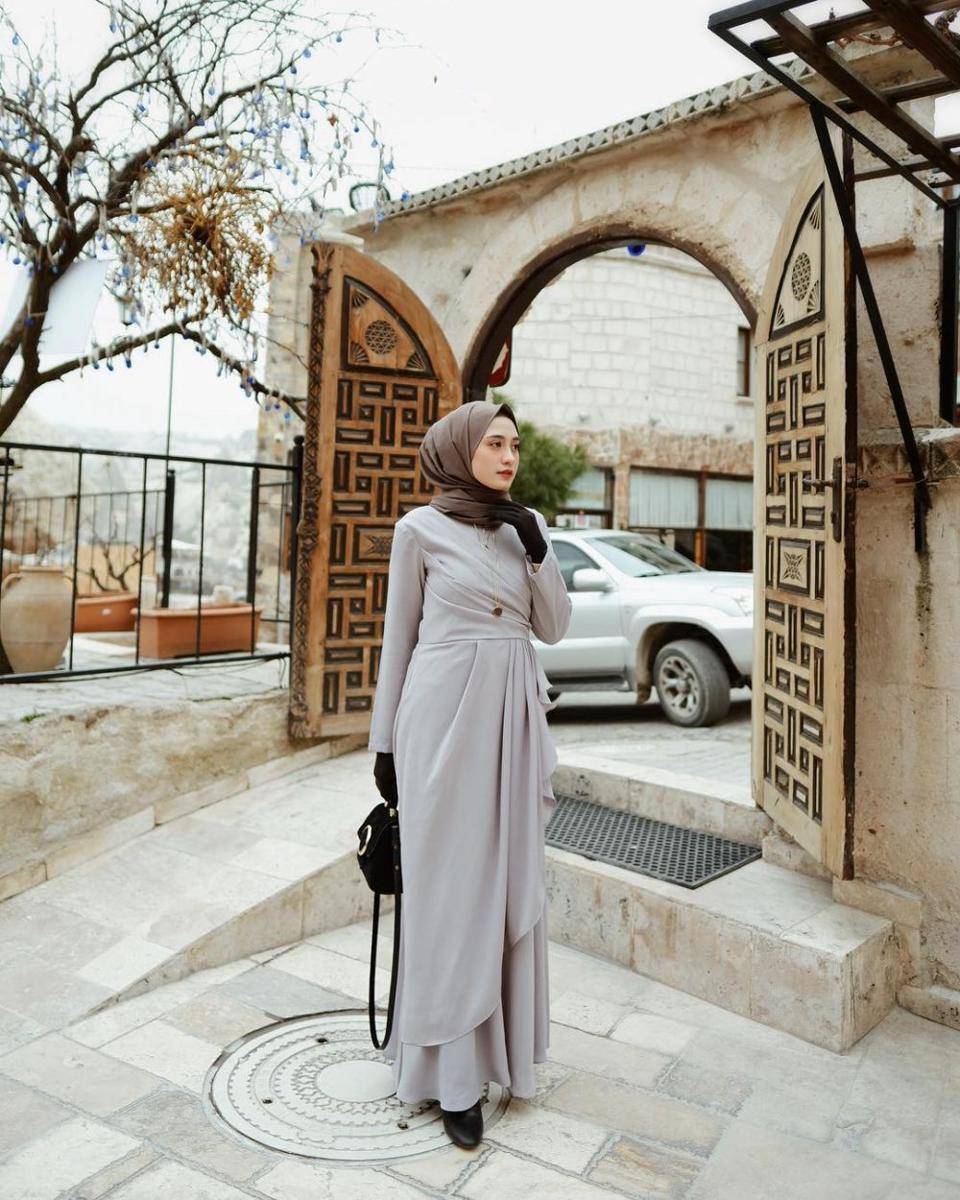 Outfit dress ala Helmi Nursifah (instagram.com/helminursifah)