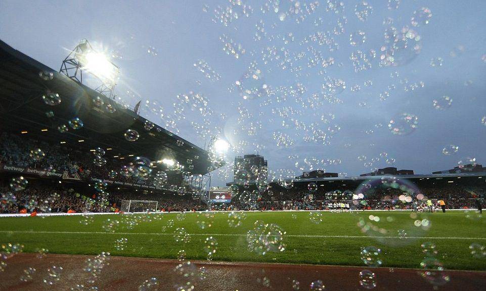 Gelembung-gelembung yang biasa berterbangan sejak West Ham bermarkas Upton Park. (dailymail.co.uk)